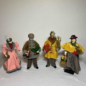 CLOTHTIQUE CAROLERS POSSIBLE DREAMS 
Vintage
Christmas 1980’s